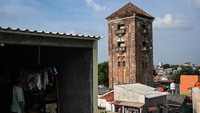 Warga menjemur pakaian di dekat bangunan Menara Air Balai Yasa Manggarai di Jakarta, Rabu (10/9/2025). ANTARA FOTO/Sulthony Hasanuddin