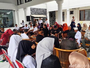 Tradisi Nyembah Warga Wanasigra ke Pupuhu Ciamis Jelang Merlawu
