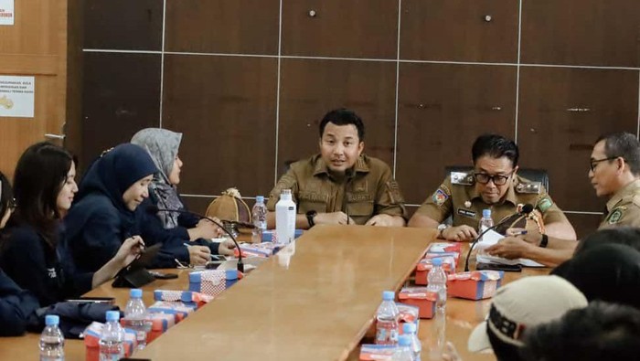 Bupati Luwu Utara Andi Abdullah Rahim menerima rombongan mahasiswa UI yang melakukan riset di Lutra.