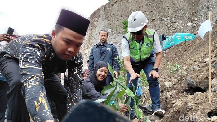 Calon Pengantin Menanam Pohon di Garut
