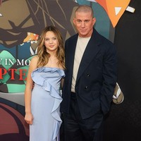 Aktor 45 tahun tersebut tampil smart casual dengan setelan biru navy dan kaus putih, sementara Everly mencuri perhatian lewat gaun strapless biru dengan detail ruffle yang anggun. Foto: FilmMagic/Kayla Oaddams