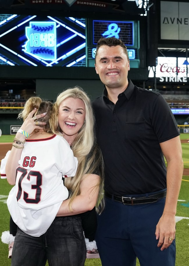 Hanya sepuluh hari sebelum kematiannya, Charlie bersama keluarga terlihat menghadiri pertandingan bisbol.  Foto: dok. Instagram @charliekirk1776 @mrserikakirk