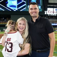 Hanya sepuluh hari sebelum kematiannya, Charlie bersama keluarga terlihat menghadiri pertandingan bisbol.  Foto: dok. Instagram @charliekirk1776 @mrserikakirk