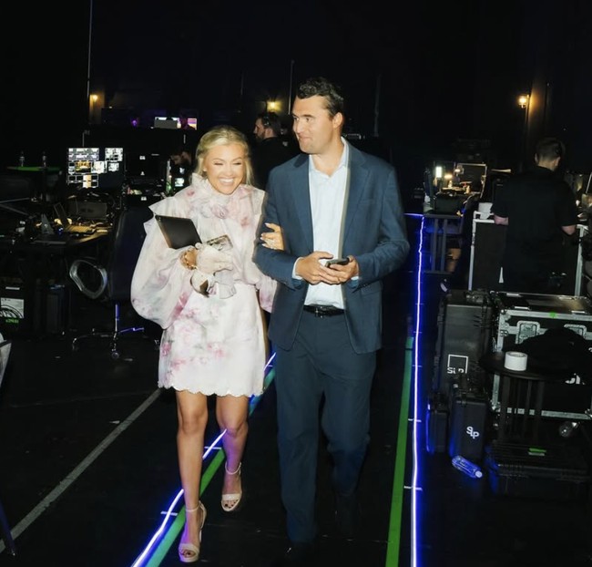 Dalam sebuah video Turning Point USA, Charlie mengenang pertemuan awal mereka yang langsung terasa ‘klik.’ “Aku bertemu dia dan kami makan malam panjang, sangat dekat hingga seperti wawancara. Kalian akan tertawa, tapi kamu memang seharusnya mewawancarai pasangannya,” ujar pria pendiri Turning Point USA, organisasi mahasiswa konservatif.  Foto: dok. Instagram @charliekirk1776 @mrserikakirk