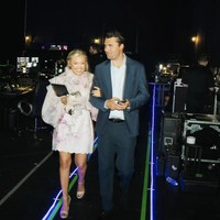 Dalam sebuah video Turning Point USA, Charlie mengenang pertemuan awal mereka yang langsung terasa ‘klik.’ “Aku bertemu dia dan kami makan malam panjang, sangat dekat hingga seperti wawancara. Kalian akan tertawa, tapi kamu memang seharusnya mewawancarai pasangannya,” ujar pria pendiri Turning Point USA, organisasi mahasiswa konservatif.  Foto: dok. Instagram @charliekirk1776 @mrserikakirk