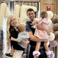 Beberapa momen keluarga yang terekam publik juga memperlihatkan betapa Charlie menikmati perannya sebagai suami dan ayah. Saat ulang tahun pertama sang putra pada Mei 2025, ia menulis, “Dia telah menghadirkan kebahagiaan dan tawa yang tak terkira dalam hidup kami. Menjadi orang tua adalah anugerah yang luar biasa, dan menjadi jauh lebih indah karena saya bisa melakukannya bersama @mrserikakirk. Foto: dok. Instagram @charliekirk1776 @mrserikakirk