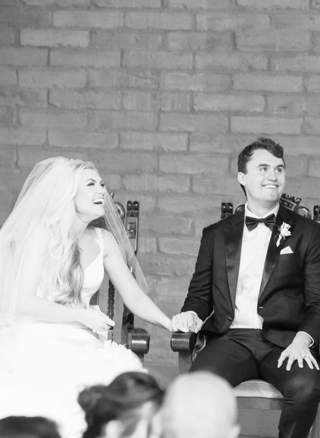 Setelah bertunangan pada Desember 2020, pasangan ini menggelar pernikahan intim tanpa pengiring pengantin.  Foto: dok. Instagram @charliekirk1776 @mrserikakirk