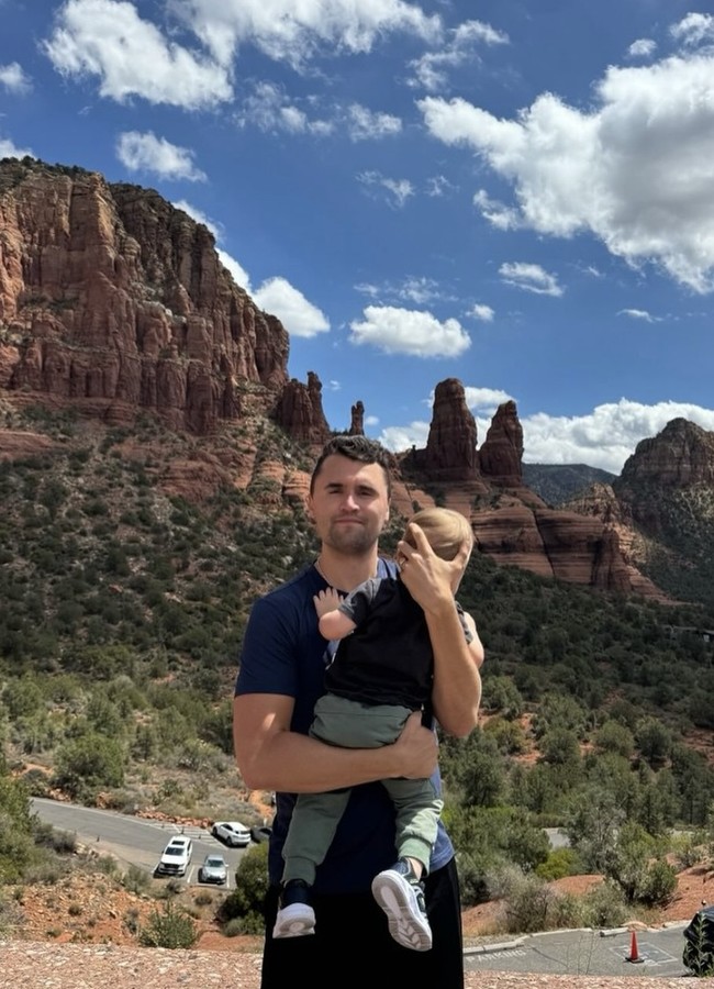 Pada perayaan Hari Buruh, awal September, Charlie mengunggah foto terakhir bersama putranya di Instagram. “Tuhan, keluarga, negara. Sesuai urutannya. Selamat Hari Buruh!” begitu keterangan fotonya. Foto: dok. Instagram @charliekirk1776 @mrserikakirk