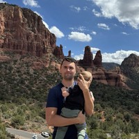 Pada perayaan Hari Buruh, awal September, Charlie mengunggah foto terakhir bersama putranya di Instagram. “Tuhan, keluarga, negara. Sesuai urutannya. Selamat Hari Buruh!” begitu keterangan fotonya. Foto: dok. Instagram @charliekirk1776 @mrserikakirk