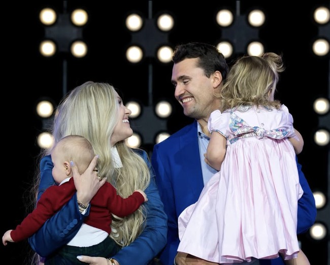 Pasangan ini kemudian dikaruniai dua anak, seorang putri yang lahir pada Agustus 2022 dan seorang putra pada Mei 2024.  Foto: dok. Instagram @charliekirk1776 @mrserikakirk