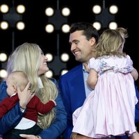 Pasangan ini kemudian dikaruniai dua anak, seorang putri yang lahir pada Agustus 2022 dan seorang putra pada Mei 2024.  Foto: dok. Instagram @charliekirk1776 @mrserikakirk