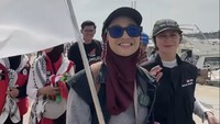 Chiki Fawzi dan Wanda Hamidah membawa bendera Merah Putih bergabung dengan aktivis kemanusiaan yang sudah berada di Tunisia. Insyaallah Indonesia is sailing soon to Gaza, tulis Chiki Fawzi. Foto: Instagram @chikifawzi