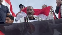 Dalam pelayaran ini juga ada Mandla Mandela, cucu Nelson Mandela yang memegang bendera Palestina, Greta Thunberg, dan Thiago Avila. Foto: Instagram @chikifawzi