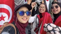 Ramainya warga yang menyambut kedatangan para aktivis kemanusiaan di Tunisia. Foto: Instagram @chikifawzi