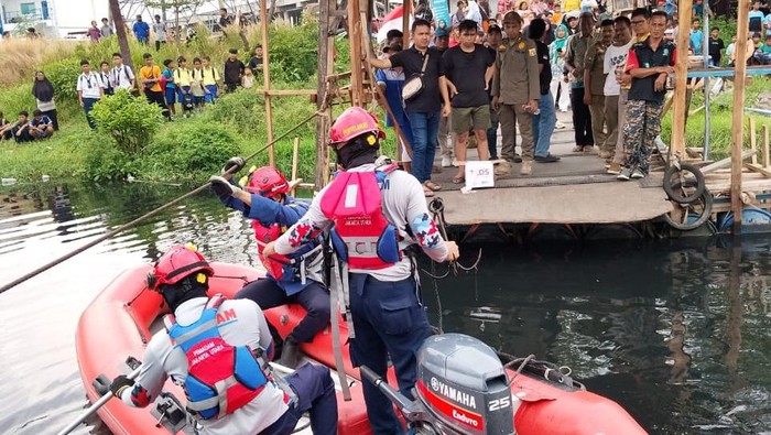 Damkar mencari seorang pria berinisial SR (23) hilang usai terjatuh ke sungai di Semper Timur, Cilincing (dok. Damkar Jakut)