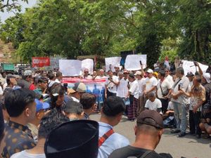Ratusan Warga Tulungagung Demo Soroti Bupati-Wabup Tak Harmonis