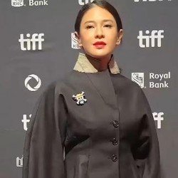 Dian Sastro Pamer Pin One Piece di TIFF 2025, Jadi Sorotan di Karpet Merah
