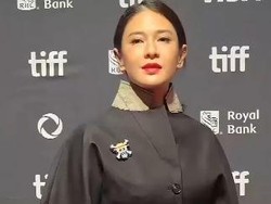 Dian Sastro Pamer Pin One Piece di TIFF 2025, Jadi Sorotan di Karpet Merah
