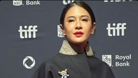 Dian Sastro memakai busana hitam saat hadir di Festival Film Internasional Toronto 2025. Terselip bros One Piece yang identik dengan kepala tengkorak dan topi jerami. (Foto: dok Instagram therealdisastr)