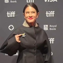 Video: Dian Sastro Pakai Pin One Piece di Festival Film Toronto
