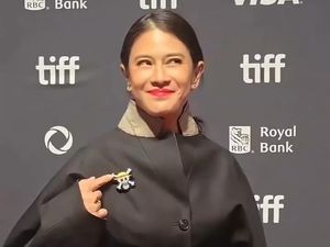 Dian Sastro Pakai Pin One Piece di TIFF 2025, Arti Logo Bajak Laut Topi Jerami