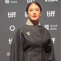 Ada yang menarik dari penampilan Dian kali ini. Ibu dua anak tersebut tampak menyematkan pin logo One Piece di atas busana Dior-nya. Foto: Instagram/@theraldisastr @greenlightpictures