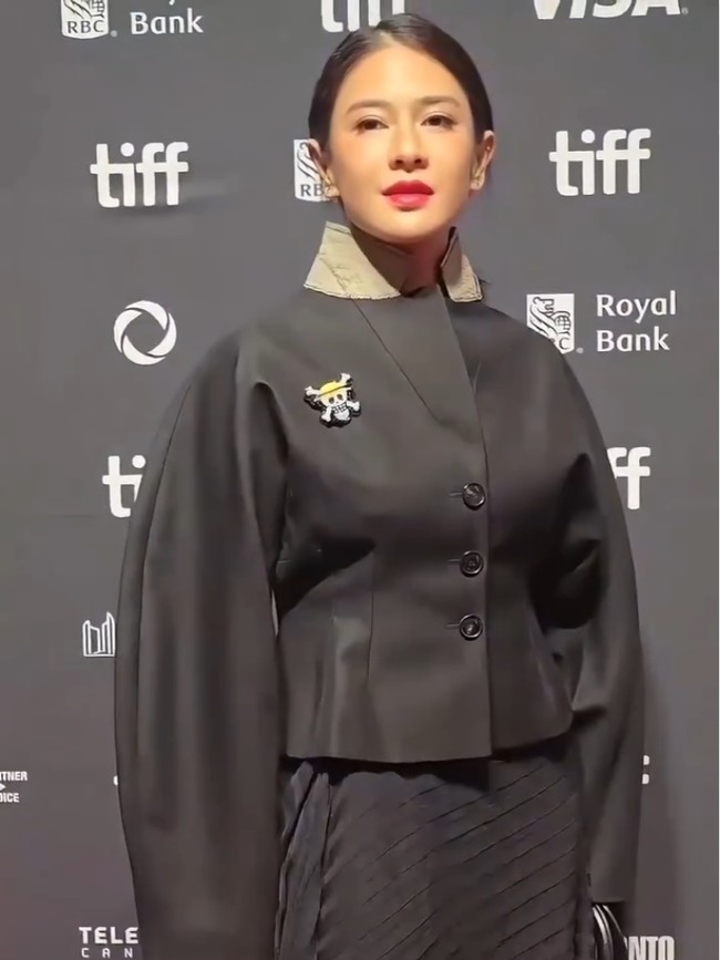 Ada yang menarik dari penampilan Dian kali ini. Ibu dua anak tersebut tampak menyematkan pin logo One Piece di atas busana Dior-nya. Foto: Instagram/@theraldisastr @greenlightpictures