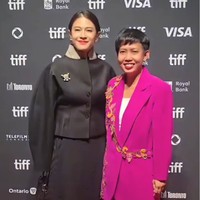 Bintang yang melejit lewat film ‘Ada Apa dengan Cinta?’ ini mengenakan jaket hitam dari koleksi Dior. Jaket tampil dengan siluet unik yang membentuk lekuk tubuh dan lengan bervolume. Foto: Instagram/@theraldisastr @greenlightpictures