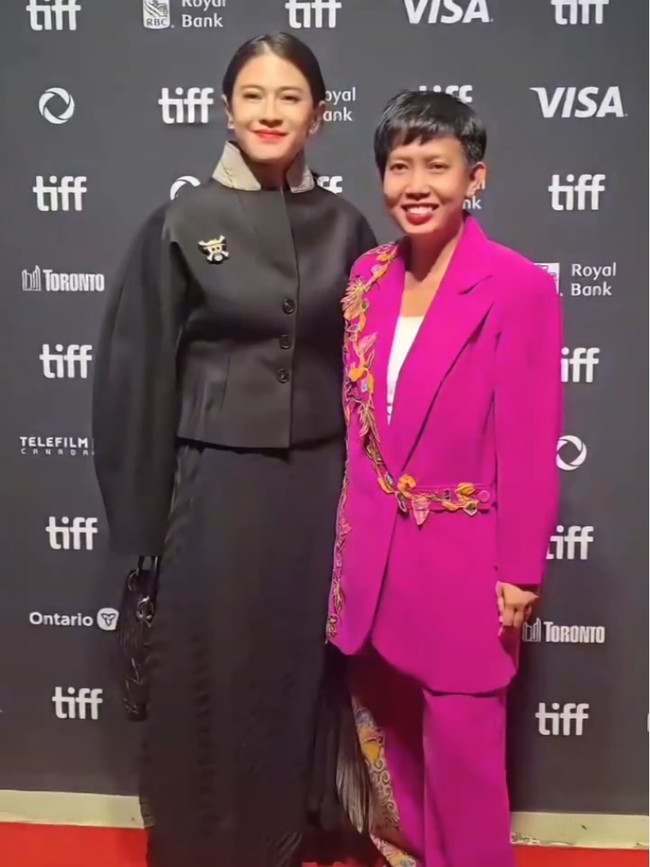 Bintang yang melejit lewat film ‘Ada Apa dengan Cinta?’ ini mengenakan jaket hitam dari koleksi Dior. Jaket tampil dengan siluet unik yang membentuk lekuk tubuh dan lengan bervolume. Foto: Instagram/@theraldisastr @greenlightpictures