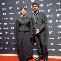 Jaket seharga Rp 73 juta tersebut dipadankan dengan rok lipit hitam, juga keluaran Dior. Foto: Instagram/@theraldisastr @greenlightpictures