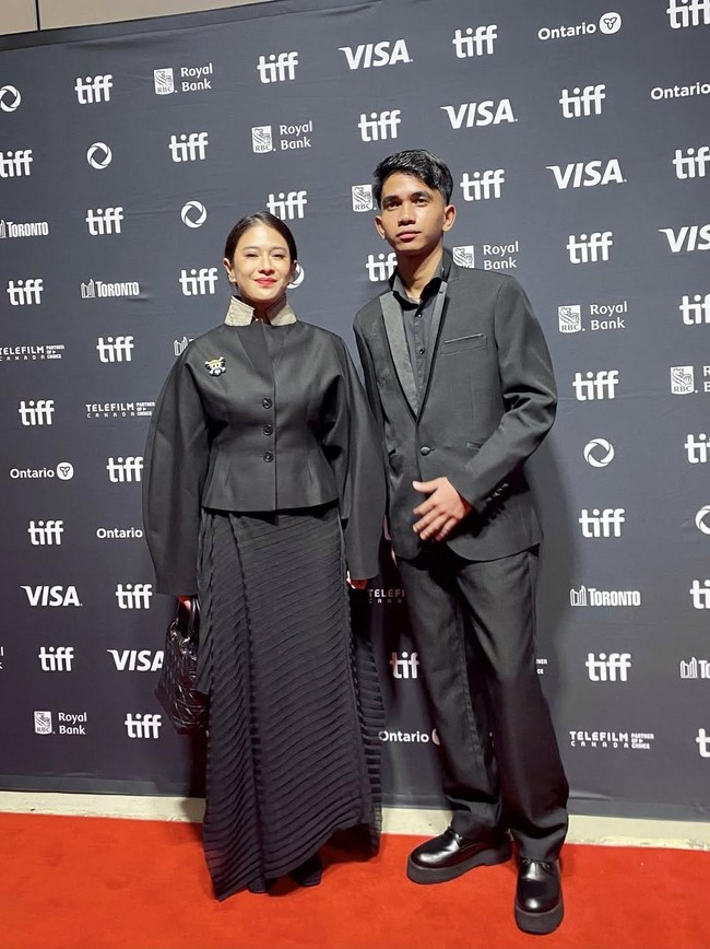 Jaket seharga Rp 73 juta tersebut dipadankan dengan rok lipit hitam, juga keluaran Dior. Foto: Instagram/@theraldisastr @greenlightpictures