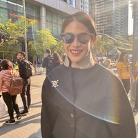 Bendera One Piece sempat menjadi kontroversi di Indonesia. Bendera warna hitam dengan logo bajak laut Jolly Roger ini dianggap sebagai bentuk kritik sosial politik dari masyarakat yang merasa belum meredeka sepenuhnya. Namun di sisi lain, pengibaran  bendera ini dinilai sebagai upaya memecah belah bangsa. Foto: Instagram/@theraldisastr @greenlightpictures