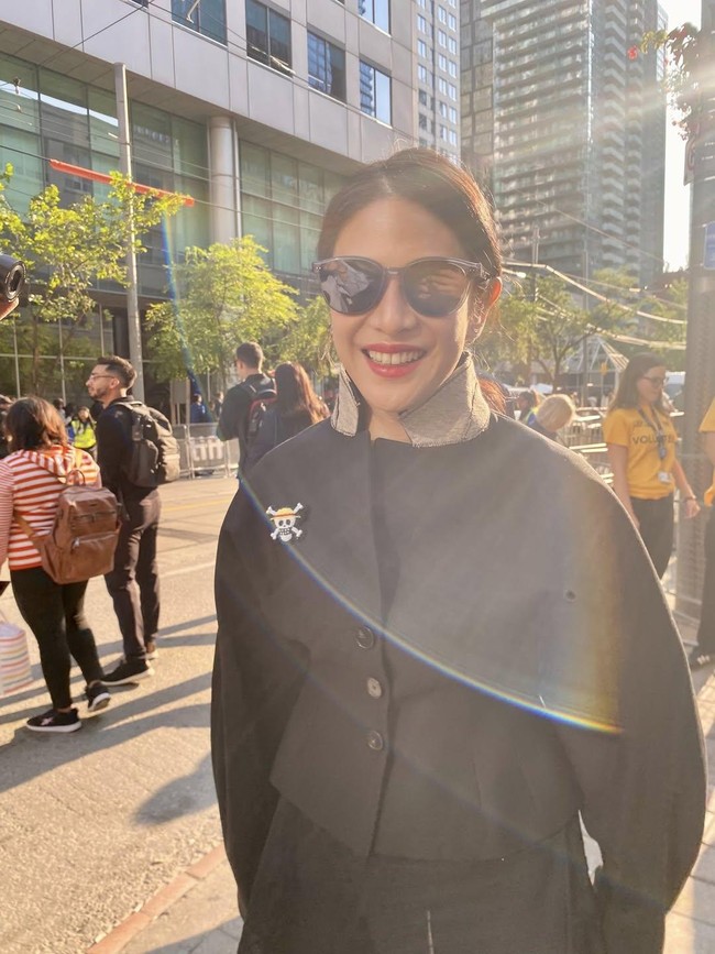 Bendera One Piece sempat menjadi kontroversi di Indonesia. Bendera warna hitam dengan logo bajak laut Jolly Roger ini dianggap sebagai bentuk kritik sosial politik dari masyarakat yang merasa belum meredeka sepenuhnya. Namun di sisi lain, pengibaran  bendera ini dinilai sebagai upaya memecah belah bangsa. Foto: Instagram/@theraldisastr @greenlightpictures