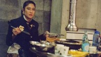 Dian Sastro tampil anggun dengan beskap saat kulineran, memadukan gaya tradisional dan modern di restoran barbeque. Foto: Instagram/@therealdisastr