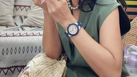 Ada juga momen Dian Sastro saat ngemil gorengan. Tak lupa ia memadukan dengan cabe rawit ijo. Foto: Instagram/@therealdisastr