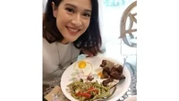 Meski hobi kulineran, tetapi 2anita 43 tahun tersebut tetap fokus pada pola dietnya. Ia juga kerap mengimbangi dengan makan makanan sehat. Foto: Instagram/@therealdisastr