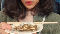 Dalam momen kulineran di Jepangnya, Dian Satro juga tak lupa mencicipi oyster dari gerai populer di sana. Foto: Instagram/@therealdisastr