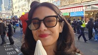 Ada juga keseruan Dian Satro saat berlibur ke Jepang. Ini momennya saat kulineran di Jepang menikmati es krim cone. Foto: Instagram/@therealdisastr