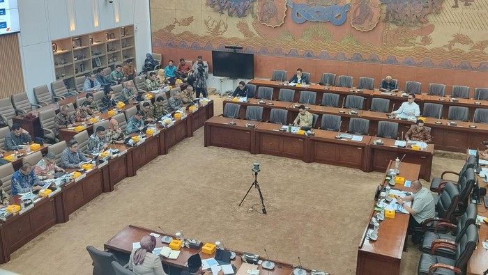 Direksi Pertamina Rapat di DPR