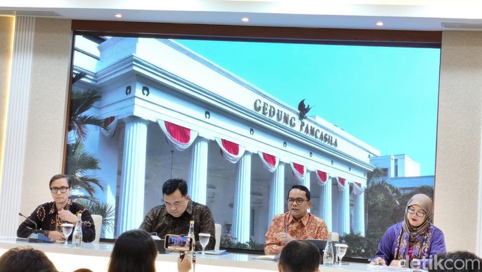 Dirjen Kerjasama Multilateral Kemlu Tri Tahryat dalam jumpa pers di Kemlu