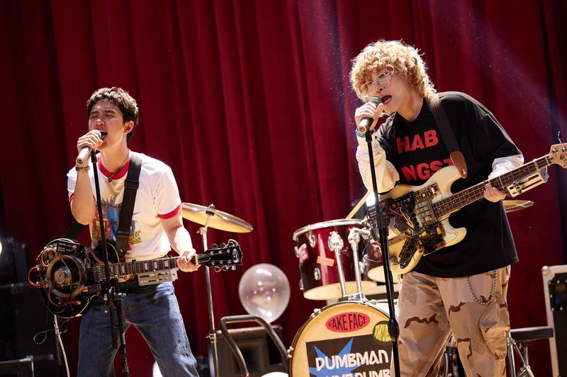 Foto Doh Kyung Soo dan Penomeco untuk single digital DUMB.