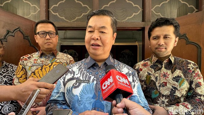Emil bersama Direktur Jenderal Dukcapil Kementerian Dalam Negeri Teguh Setyabudi di Kantor Gubernur Jatim