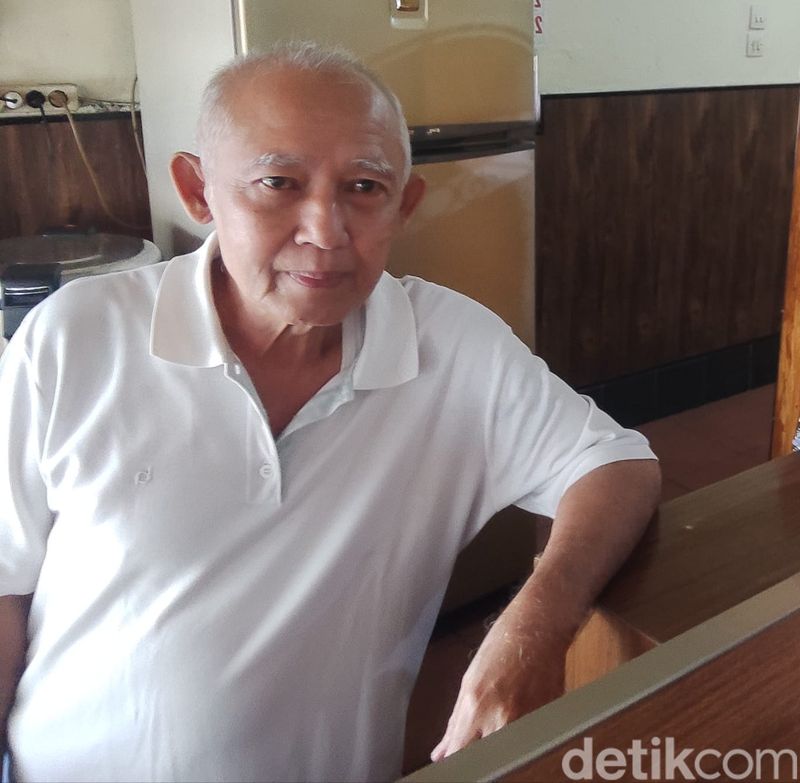 Endang Sopandi, sosok pemilik Sate Domba Garut Matuh yang sudah berjualan sejak 1980an.