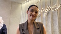Erika Carlina belum akan kembali ke panggung musik dan film dalam waktu dekat. Aku akan ambil kerjaan selama semua masih memungkinkan kayak apakah aku akan nyanyi lagi, manggung lagi, syuting film, aku mau kalau semuanya memungkinkan, keadaannya baik-baik saja. Sementara fokus ke klinik. Film tahun depan kali ya, tuturnya. (Foto: ist)