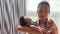 Erika Carlina mengatakan belum mengalami baby blues sejauh ini. (Foto: dok Instagram eri.carl)