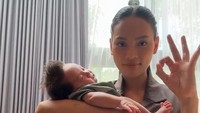 Erika Carlina juga bertekad mengurangi pekerjaan di malam hari setelah punya anak. Oh ya pastilah. Aku gak bilang kalau aku jadi Erika yang baru seperti yang tidak berkecimpung di pekerjaan malam lagi, tapi aku meminimalisir, aku menjaga baby lebih extra saja, katanya. (Foto: dok Instagram eri.carl)