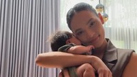 Erika Carlina mau perlahan-lahan memulai aktivitas lagi. Setelah melahirkan pelan-pelan membaik ya ada tenaga dan energi lebih untuk seperti ini mau keluar, untuk kerja, ujarnya ditemui di kawasan Tirtayasa, Jakarta Selatan, kemarin. (Foto: dok Instagram eri.carl)