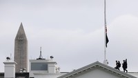 Petugas penembak jitu U.S. Secret Service berjalan di atap Gedung Putih setelah bendera Amerika yang berkibar di atas gedung diturunkan setengah tiang menyusul wafatnya pendiri Turning Point USA dan aktivis konservatif Charlie Kirk pada 10 September 2025 di Washington, DC. Kirk ditembak mati saat berbicara di Utah Valley University pada hari yang sama. Foto: Getty Images/Win McNamee