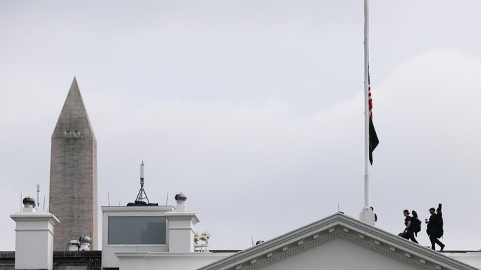 WASHINGTON, DC - SEPTEMBER 10: U.S. Secret Service counter-snipers walk on the roof of the White House after the American flag that flies atop the building was lowered to half staff following the death of Turning Point USA founder and conservative activist Charlie Kirk on September 10, 2025 in Washington, DC. Kirk was shot and killed while speaking at Utah Valley University earlier today. (Photo by Win McNamee/Getty Images)