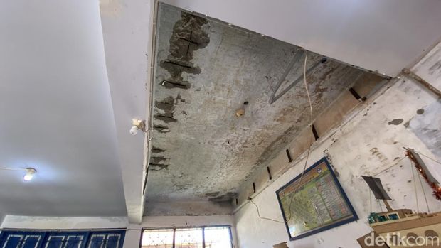 Gedung SDN 14 dan 26 Parepare, Sulawesi Selatan (Sulsel), memprihatinkan sebab tiang sudah retak dan plafon di sejumlah ruangan ambruk.